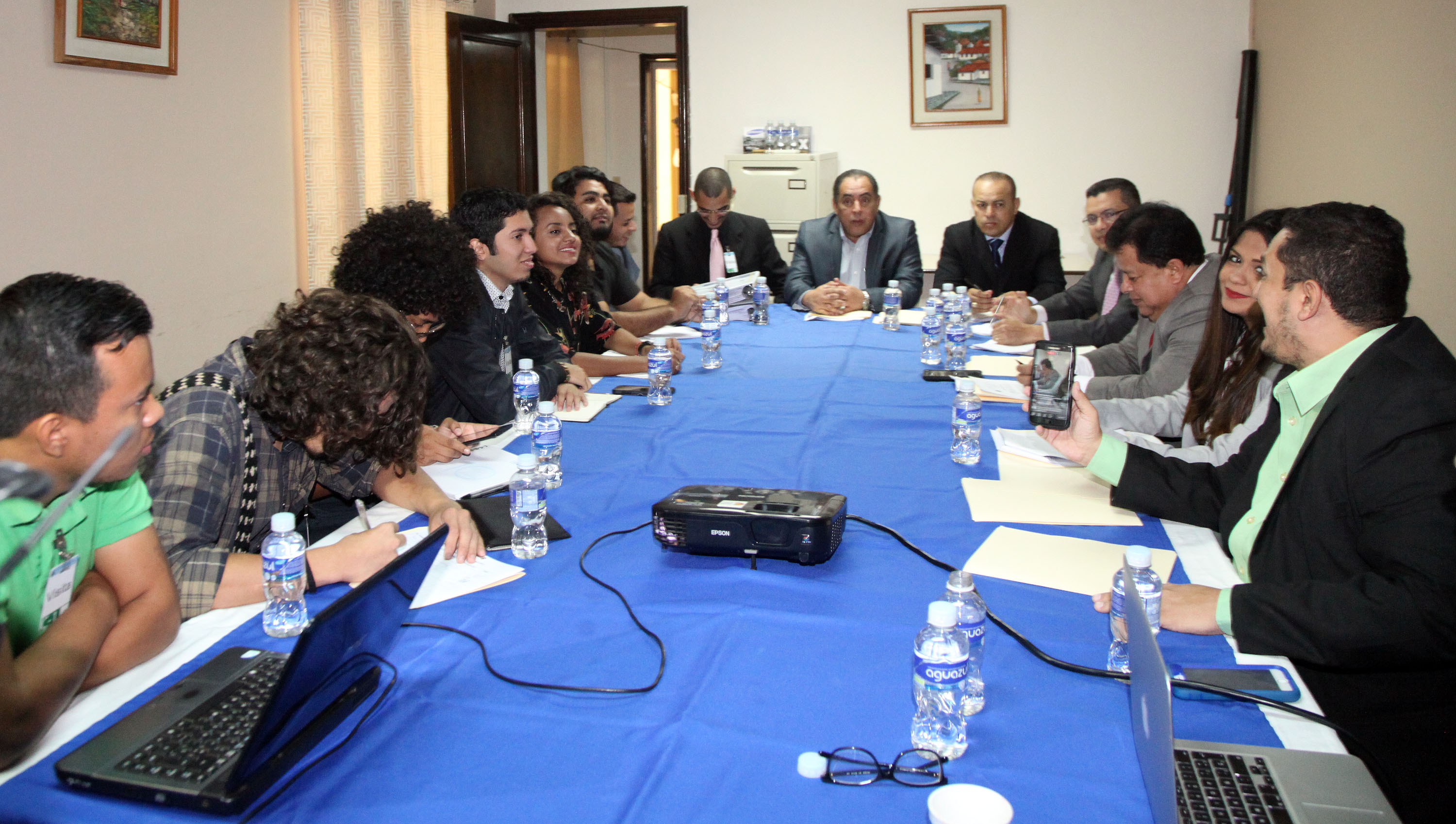 Resultado de imagen para reuniones de comisión con miembros de la UNAH