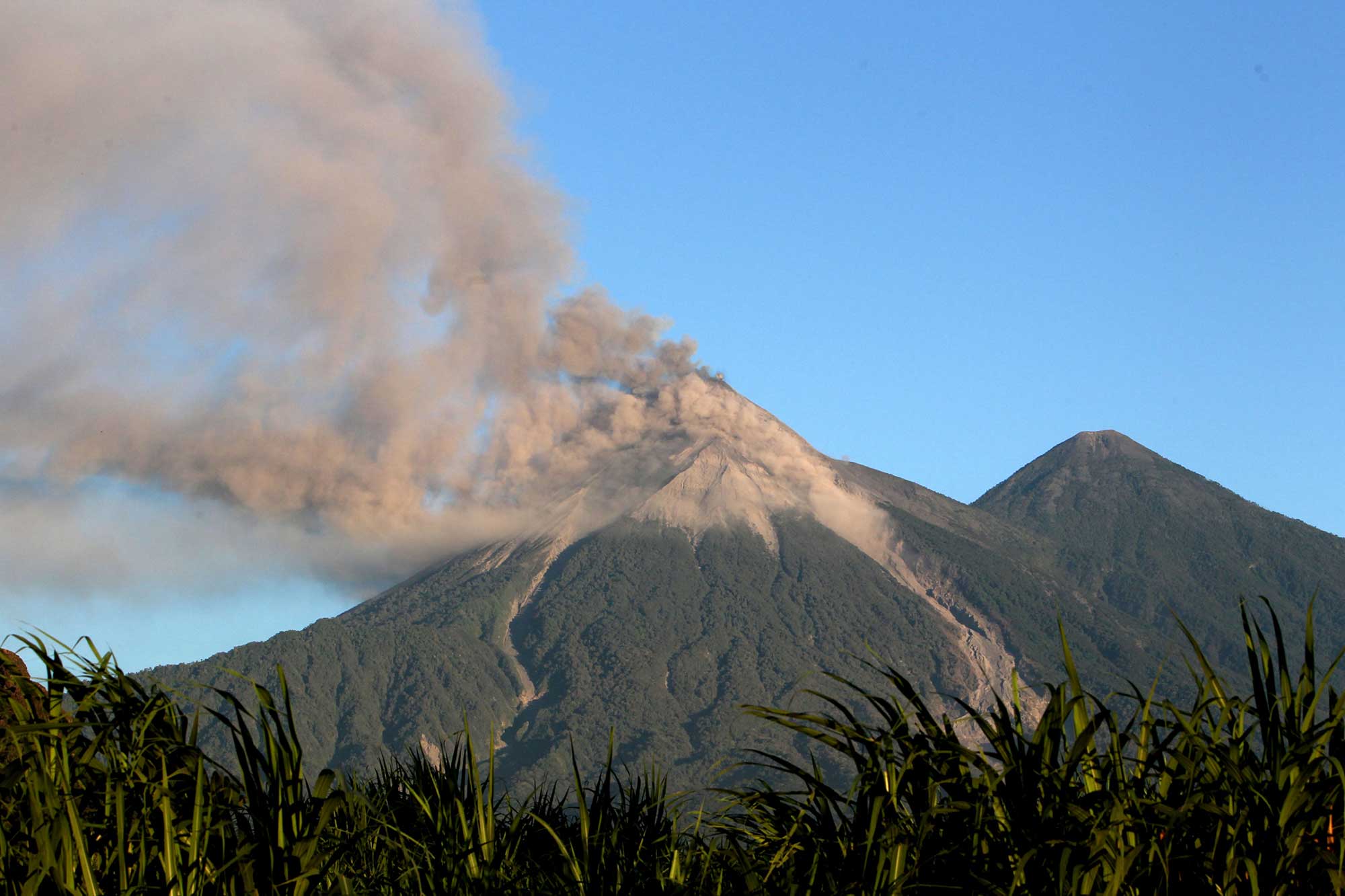 Volcán De Fuego Registra Primera Erupción Del 2018 En Guatemala
