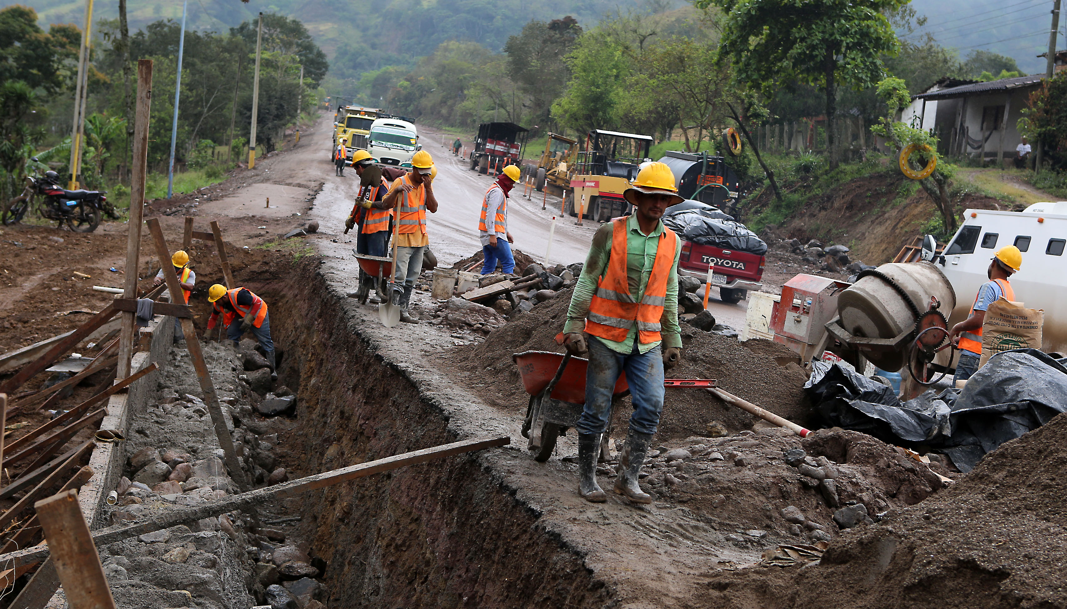 Construcción de carreteras generan fuentes de empleo - DIARIO ROATÁN