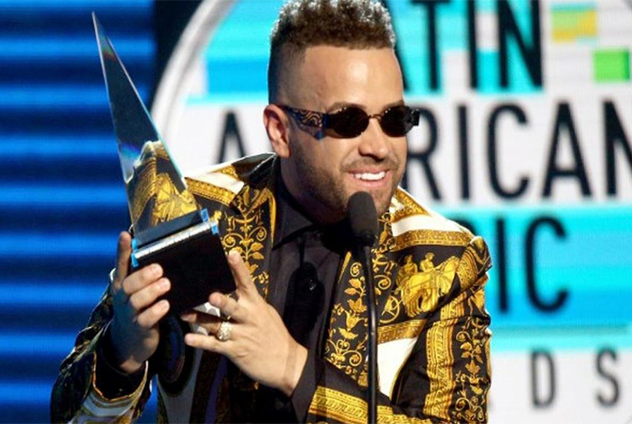 Nacho dedica su premio del Latin American Music Awards a caravana