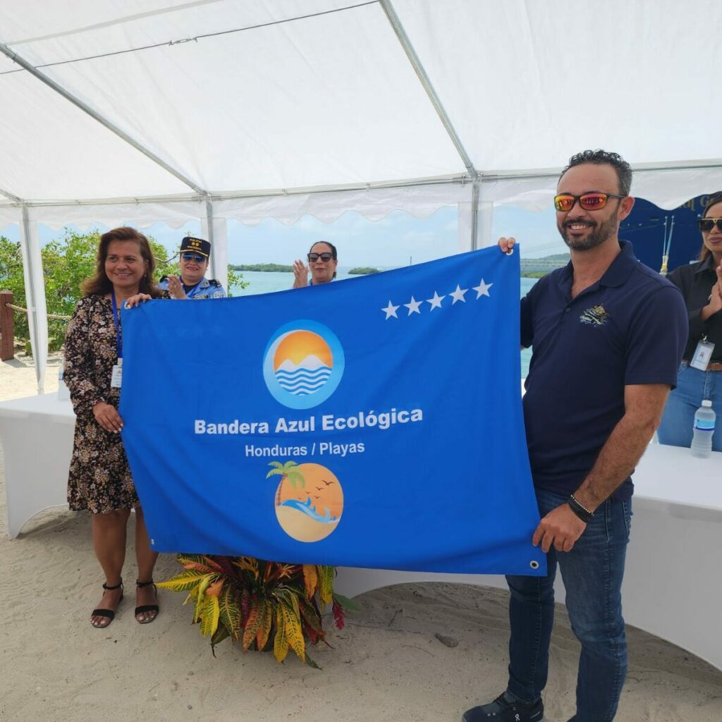 Mahogany Bay Recibe El Galardón Bandera Azul Ecológica Cinco Estrellas